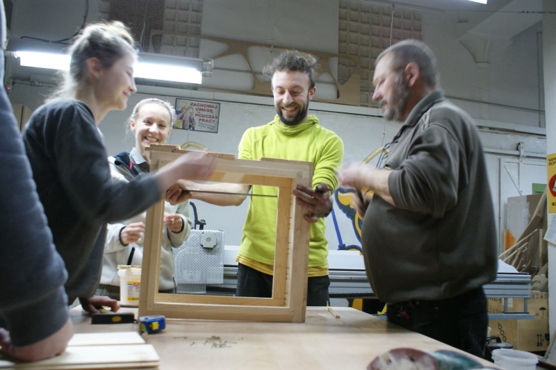 Prace nad ulem wielkopolskim w ramach IV edycji warsztatów pszczelarskich organizowanych przez Fab Lab Łódź w ramach projektu \