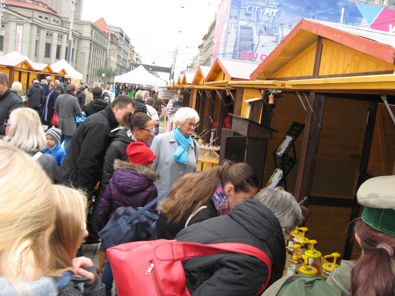 Stoisko promocyjne Nadleśnictwa Katowice i Śląskiego Związku Pszczelarzy w Katowicach cieszyło się dość dużym zainteresowaniem podczas II Festiwalu Miodu w Katowicach. Autor zdjęcia: Kazimierz Wiśniowski