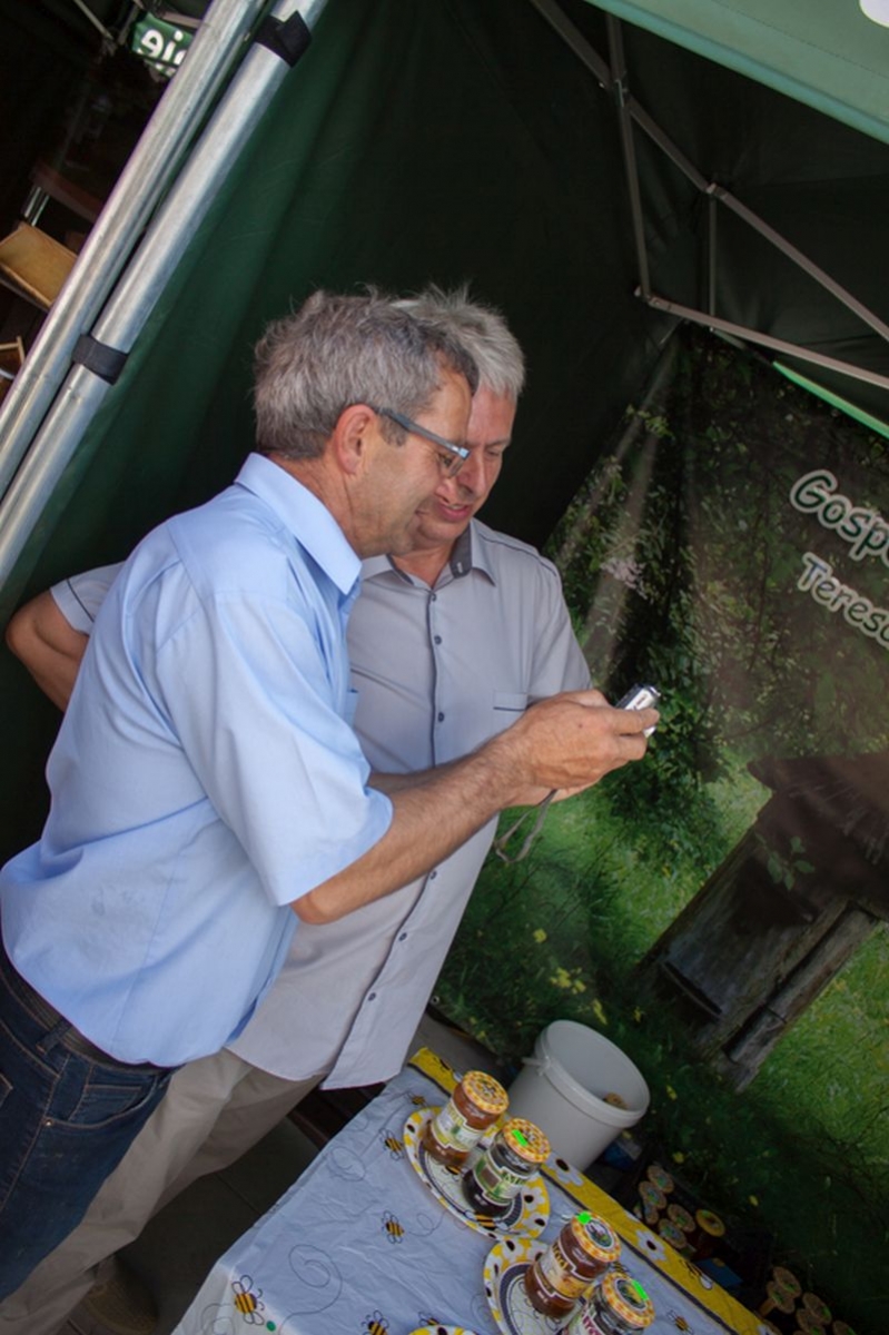 Pszczelarze również dokumentowali wydarzenia z VII Święta Miodu w Pszczynie. Autor zdjęcia: Kazimierz Wiśniowski