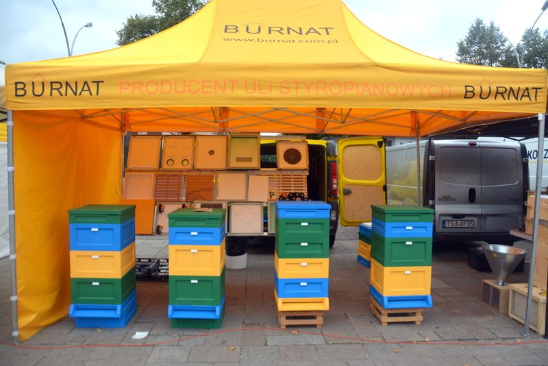 Stoisko wystawiennicze producenta uli styropianowych firmy Burnat podczas I Konferencji Pszczelarskiej w Brzesku (02.09.2017 r.). Autor zdjęcia: Marek Kotfis
