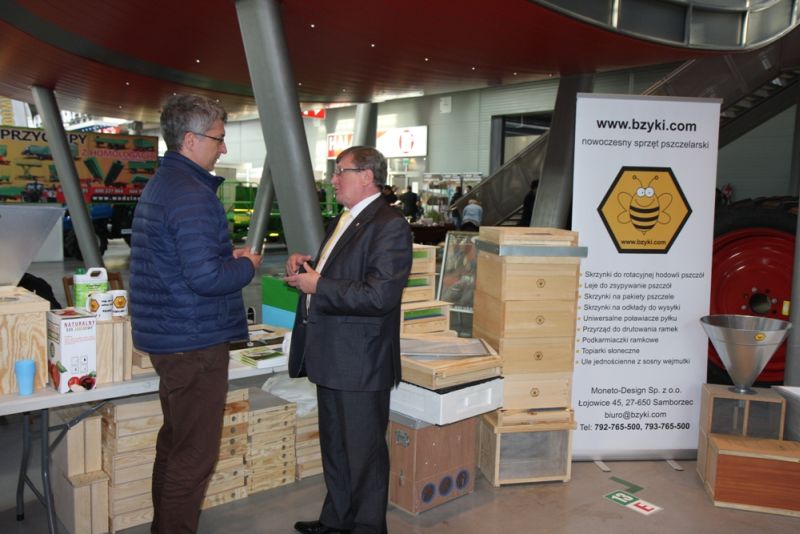 Prezydent PZP Tadeusz Sabat wizytuje stoisko firmy Bzyki.com Autor zdjęcia: Michał Piątek