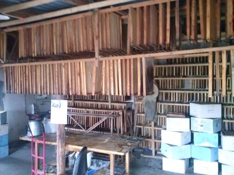 Magazyn ramek pszczelich.