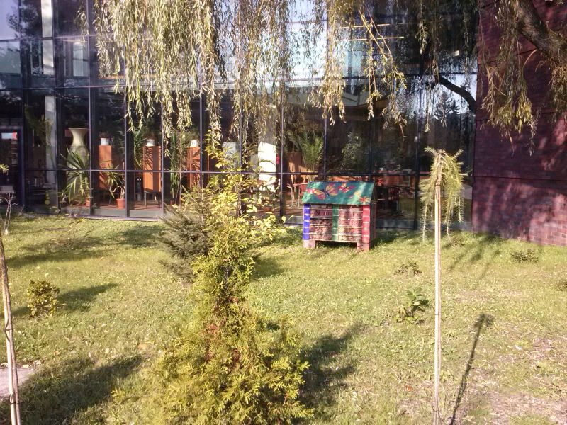 Domek dla dzikich zapylaczy obok Miejskiej Biblioteki Publicznej w Jaworznie. Widok od strony ulicy. Autor zdjęcia: Marcin Balana