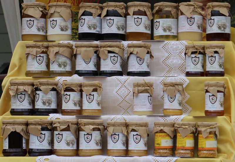 Asortyment jednego z pszczelarzy podczas XXIII Krakowskiego Miodobrania. Autor zdjęcia: Paweł Balana