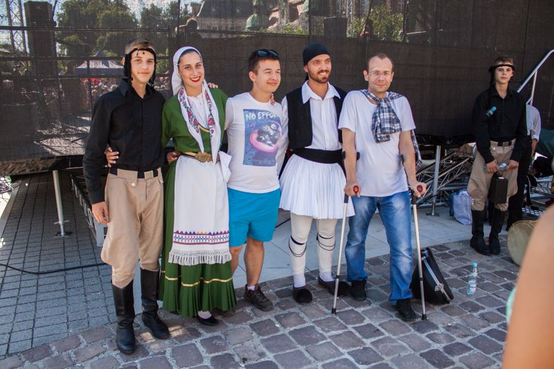 Pamiątkowe zdjęcia z artystami występującymi na VII Święcie Miodu w Pszczynie. Autor zdjęcia: Kazimierz Wiśniowski