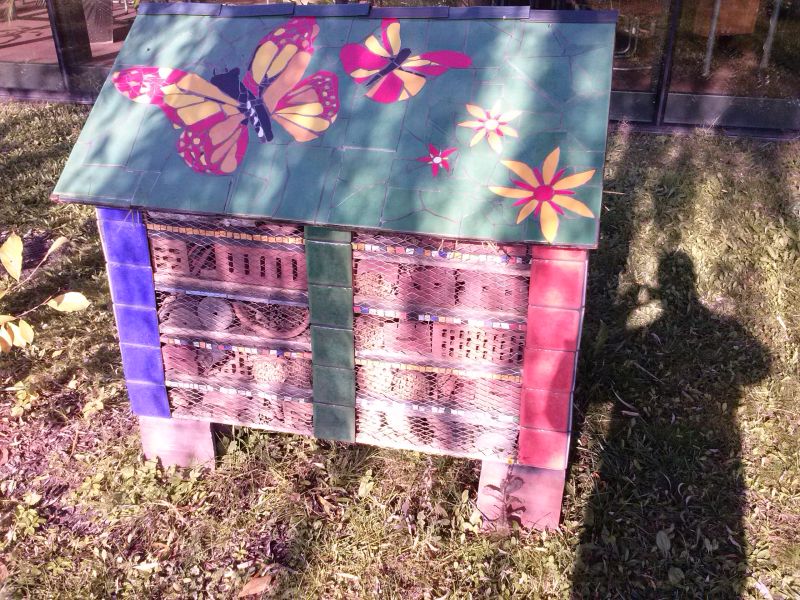 Domek dla dzikich zapylaczy obok Miejskiej Biblioteki Publicznej w Jaworznie. Widok od strony chodnika. Autor zdjęcia: Marcin Balana