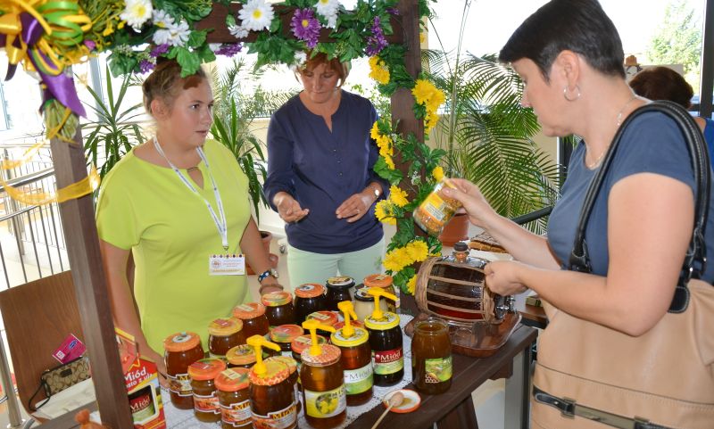 Stoisko z miodami na II Forum Pszczelarskim w Stalowej Woli.