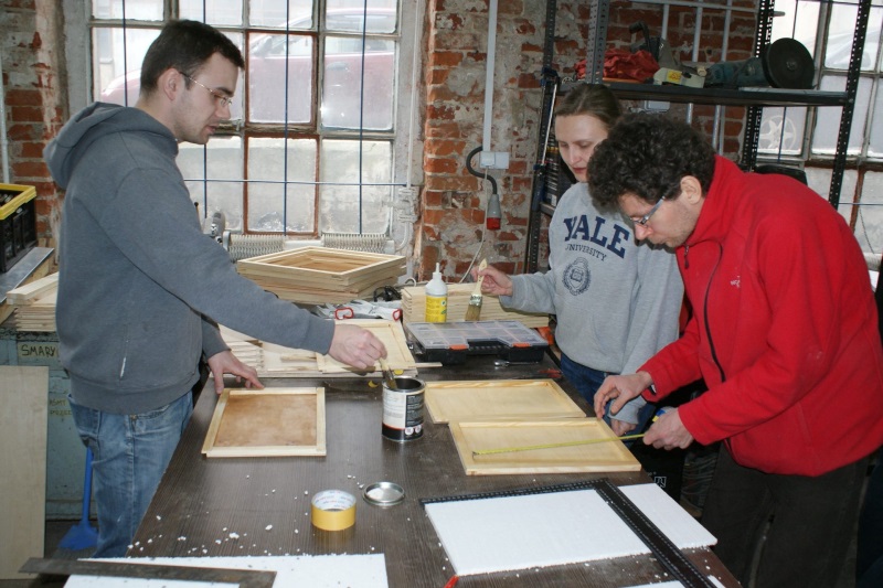 Prace nad ulem wielkopolskim w ramach IV edycji warsztatów pszczelarskich organizowanych przez Fab Lab Łódź w ramach projektu \