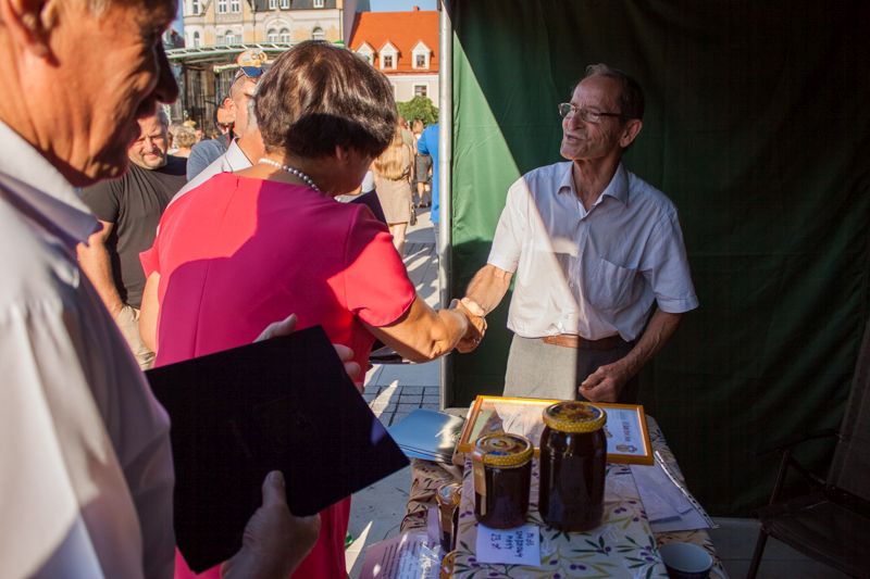 Gratulacje składane pszczelarzowi posiadającemu swoje stoisko na Święcie Miodu w Pszczynie. Autor zdjęcia: Kazimierz Wiśniowski