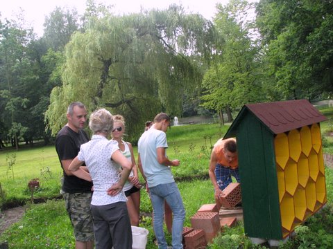 Miniwarsztaty z wypełnienia różnymi elementami domu dla dzikich zapylaczy. Autor zdjęcia: Marek Przybysz.