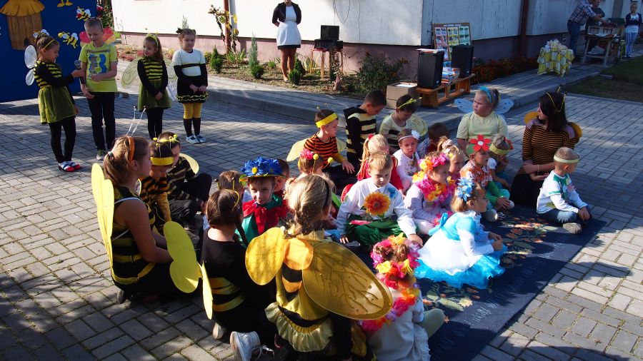 Szkolny Dzień Pszczoły - Piknik w ramach projektu Pszczoły W Szkole i akcji z Kujawskim pomagamy pszczołom.