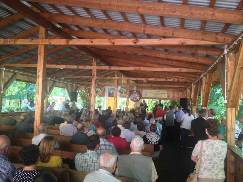 Liczne grono uczestników wydarzenia słuchających zaproszonych gości.