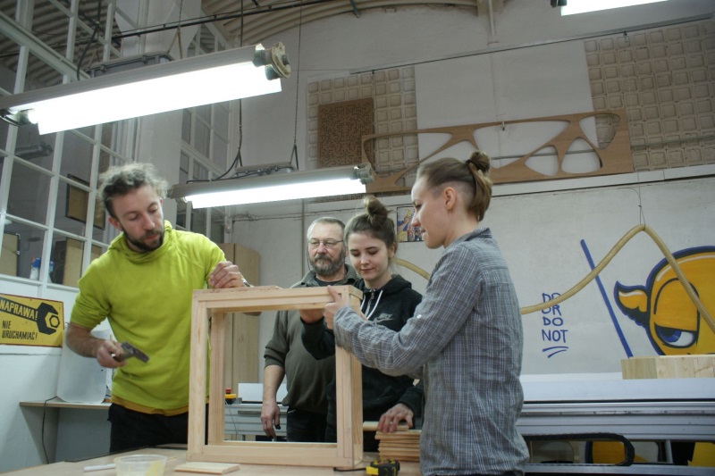 Prace nad ulem wielkopolskim w ramach IV edycji warsztatów pszczelarskich organizowanych przez Fab Lab Łódź w ramach projektu \