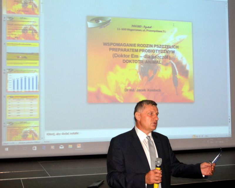 Wykład dr inż. Jacka Kostucha nt. wspomagania rodzin pszczelich preparatem probiotycznym Doktor Em podczas I Konferencji Pszczelarskiej w Brzesku (02.09.2017 r.). Autor zdjęcia: Marek Kotfis