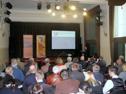 Redaktor Portalu Pszczelarskiego Emil Mariusz Szymański podczas inauguracyjnego wystąpienia Konferencji Młodych Naukowców. Autor zdjęcia: Marcin Balana.