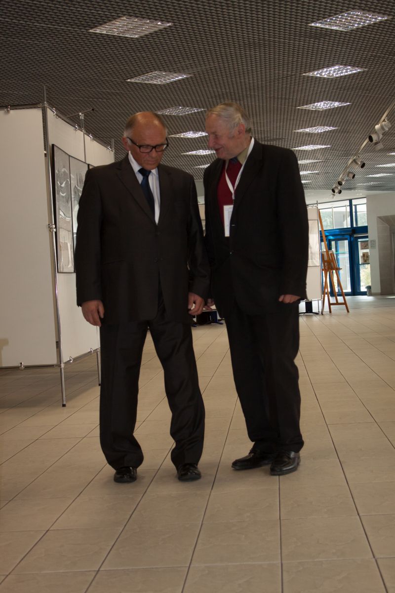 W czasie rozmowy z dyrektorem Zbigniewem Studenckim. IV Krajowa Konferencja Naukowa w Katowicach. Autorka zdjęcia: Jadwiga Wiśniowska