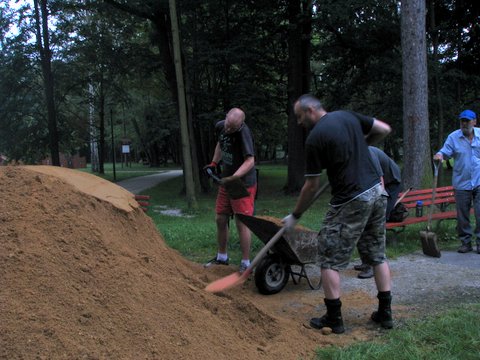 Pszczelarze podczas pracy przy tworzeniu ścieżki wewnątrz ogrodu przyjaznego pszczołom i ludziom. Autor zdjęcia: Marek Przybysz.