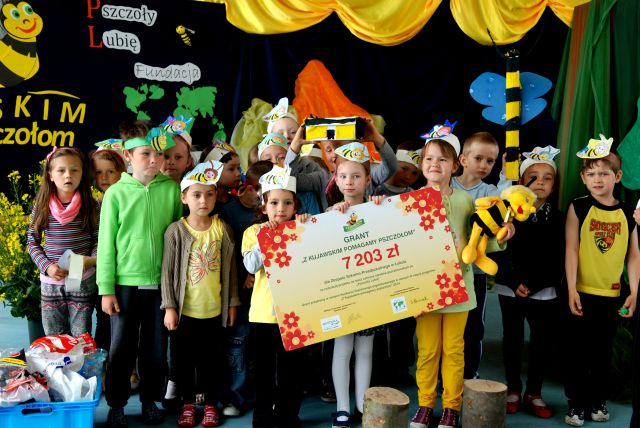 Pamiątkowe zdjęcie dzieci uczęszczających do Zespołu Szkolno-Przedszkolnego w Łukcie z nagrodą Z Kujawskim pomagamy pszczołom. Materiały przekazane przez Elżbietę Piotrak i Magdalenę Palińską.