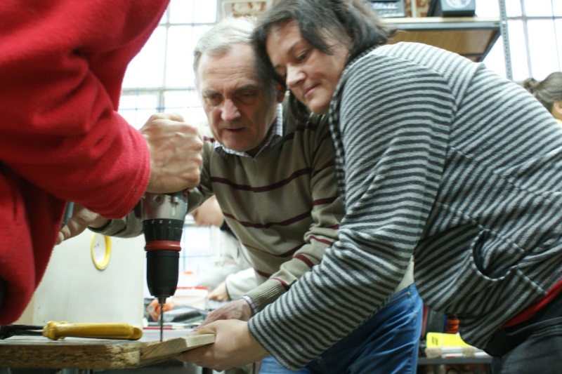 Prace nad ulem wielkopolskim w ramach IV edycji warsztatów pszczelarskich organizowanych przez Fab Lab Łódź w ramach projektu \