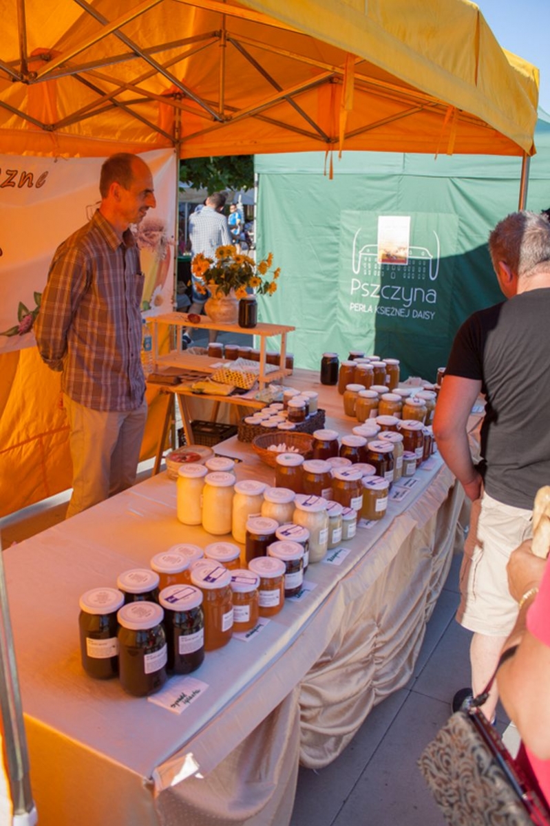 Asortyment pszczelarza podczas VII Święta Miodu w Pszczynie. Autor zdjęcia: Kazimierz Wiśniowski