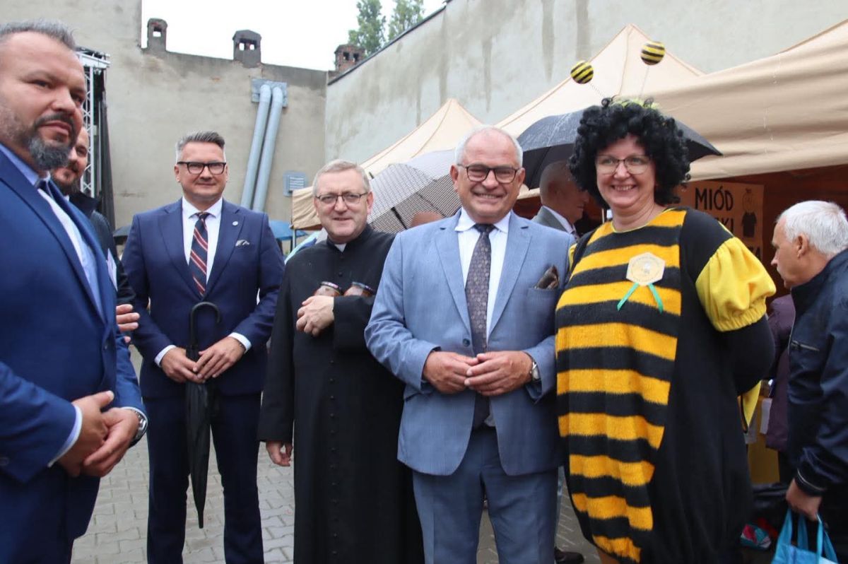 Relacja z wydarzenia pt. XXII Wojewódzki Dzień Pszczelarza i XIV Wojewódzkie Święto Pszczoły, które odbyły się 14. września 2025 r. w Łodzi. Wydarzenie zostało zorganizowane przez Wojewódzki Związek Pszczelarzy w Łodzi.