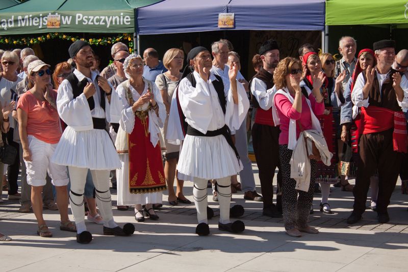 Artyści występujący na scenie VII Święta Miodu w Pszczynie również z przyjemnością oglądali występy innych osób. Autor zdjęcia: Kazimierz Wiśniowski