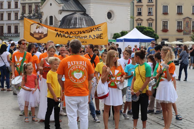 Uczestnicy parady pszczół XXIII Krakowskiego Miodobrania na minutę przed startem. Autor zdjęcia: Paweł Balana