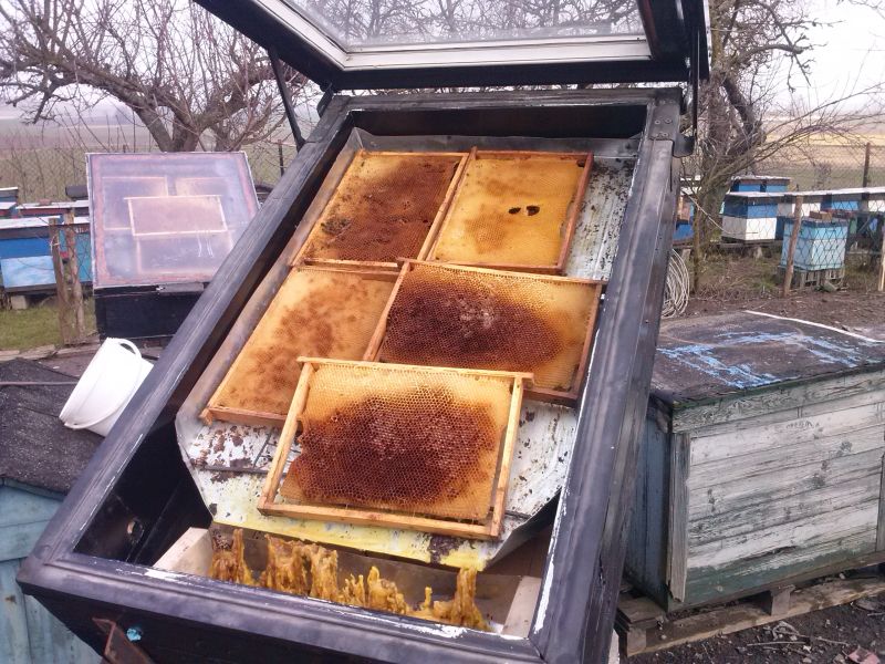 Samodzielnie wykonana topiarka do wosku wraz z ramkami z suszem. Widok z ukosa.