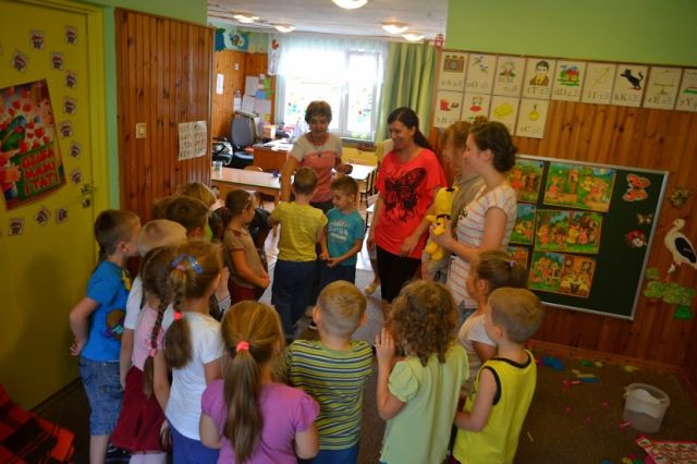 Przedszkolaki wykazały się zainteresowaniem otrzymanymi podarkami. Autorka zdjęcia: Agnieszka Jurasz.