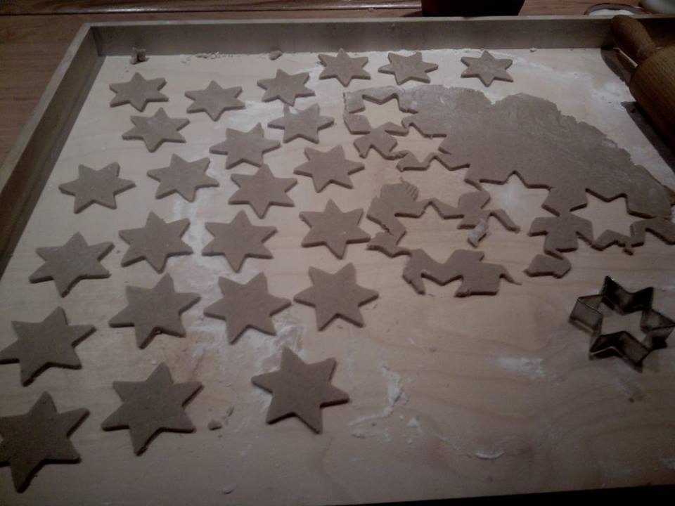 Pierniczki wycięte z rozwałkowanego ciasta. Autorka Zdjęcia: Magdalena Mendziak.