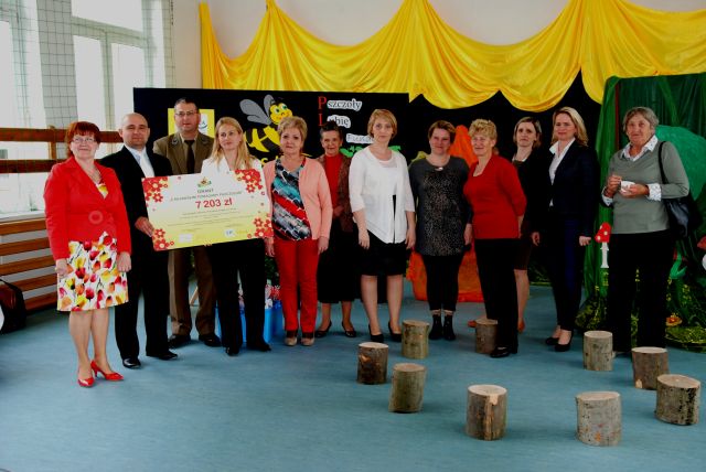 Pamiątkowe zdjęcie nauczycieli Zespołu Szkolno-Przedszkolnego w Łukcie z nagrodą Z Kujawskim pomagamy pszczołom. Materiały przekazane przez Elżbietę Piotrak i Magdalenę Palińską.
