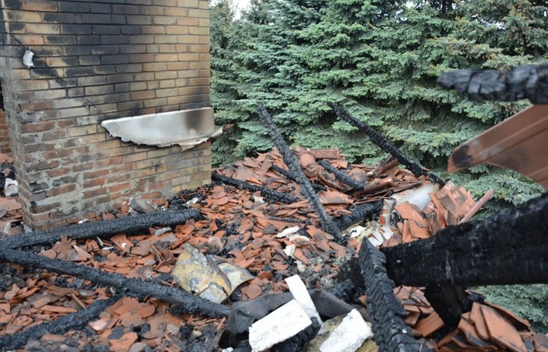 To, co pozostało z dachu po pożarze domu pszczelarza z Łojowic.