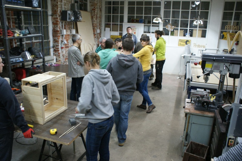 Prace nad ulem wielkopolskim w ramach IV edycji warsztatów pszczelarskich organizowanych przez Fab Lab Łódź w ramach projektu \