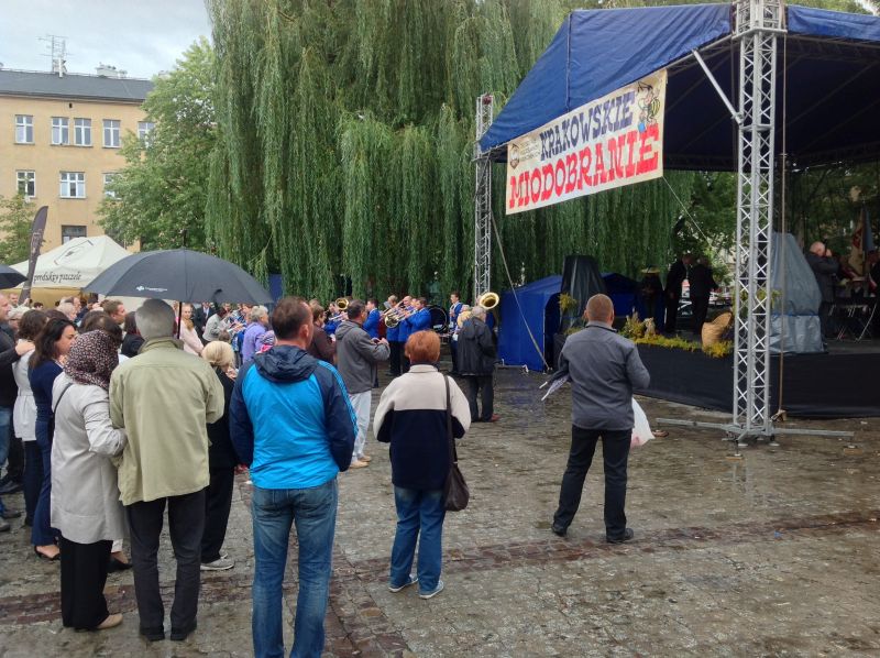 Namiot główny i koncert orkiestry strażackiej z Bieńkówki. XXII Krakowskie Miodobranie