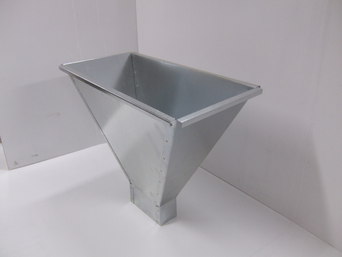 Prostokątny lej do zsypywania pszczół. Zdjęcie z ukosa.