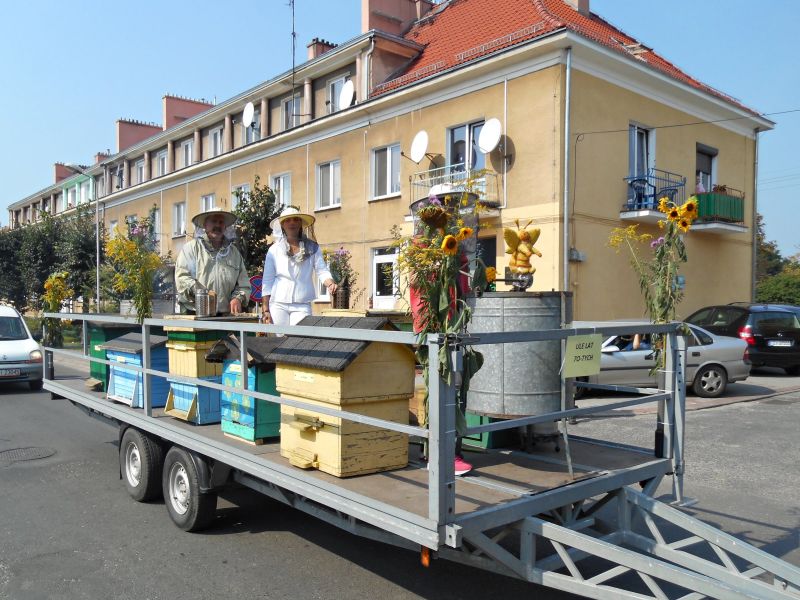 XXXII Ogólnopolskie Dni Pszczelarza w Babimoście - Platforma wystawowa uczestnicząca w korowodzie pszczelarskim.
Autor zdjęcia: Wiesław Zięba, www.kolodomu.blogspot.com