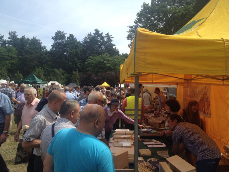Dużym zainteresowaniem gości cieszyło się stoisko firmy Sułkowski na XV Spotkaniu Pszczelarzy na Trutowisku w Murckach.