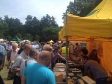 Dużym zainteresowaniem gości cieszyło się stoisko firmy Sułkowski na XV Spotkaniu Pszczelarzy na Trutowisku w Murckach.