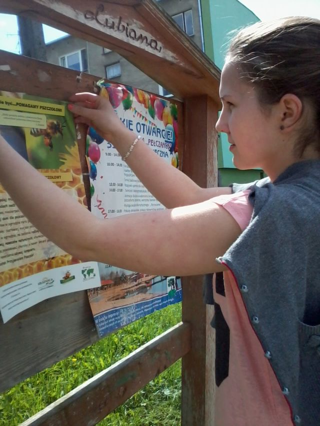 Uczniowie ZS w Lubianie rozwieszają plakaty informacyjne. Źródło zdjęcia: materiały przekazane przez p. Agnieszkę Gałwa.