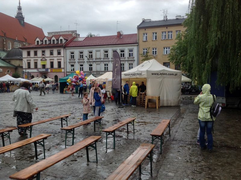 Plac Wolnica z wystawcami w tle. XXII Krakowskie Miodobranie