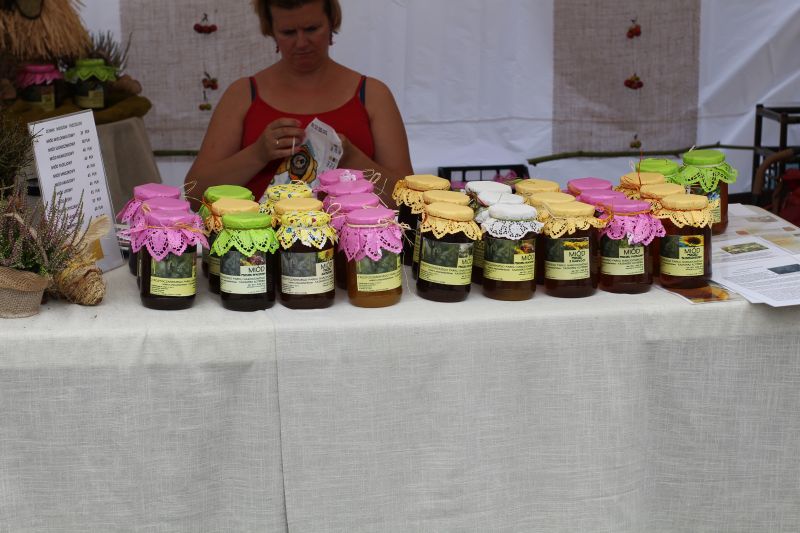 Niektórzy wystawcy podczas XXIII Krakowskiego Miodobrania haftowali pszczółki. Autor zdjęcia: Paweł Balana