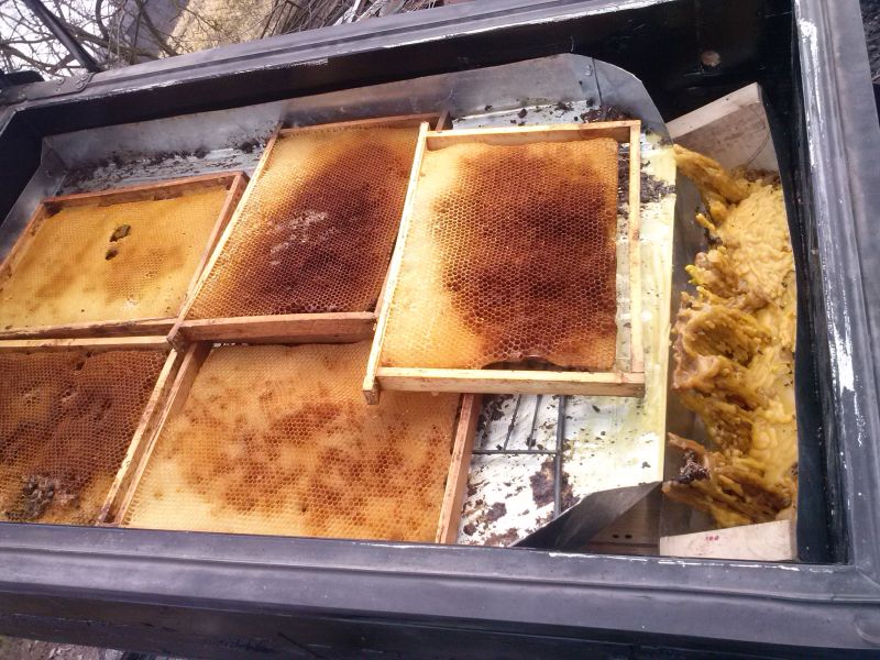 Samodzielnie wykonana topiarka do wosku wraz z ramkami z suszem. Widok od boku.