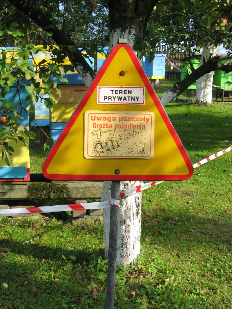 Znak: Teren prywatny. Uwaga pszczoły. Groźba pożądlenia. Autor: Kazimierz Wiśniowski