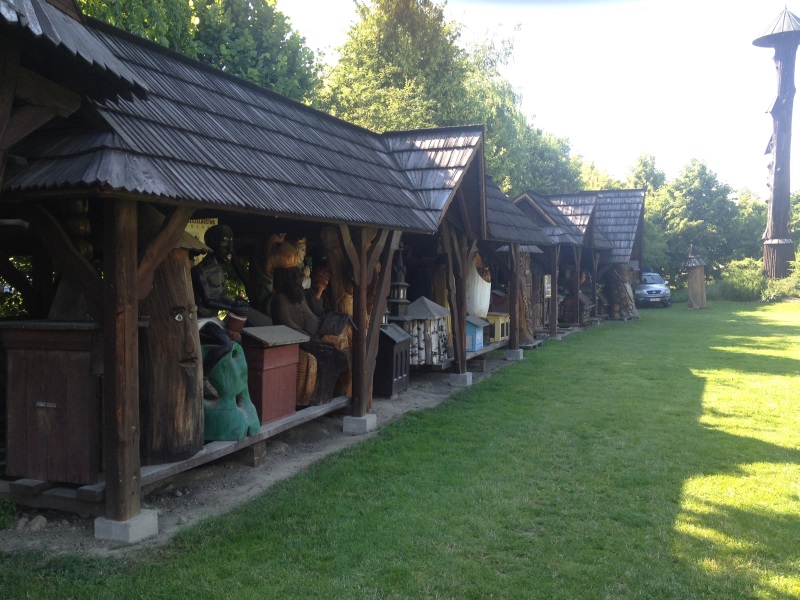 Ule figuralne pod wiatą.