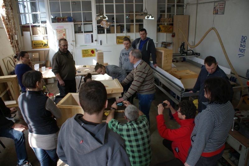 Prace nad ulem wielkopolskim w ramach IV edycji warsztatów pszczelarskich organizowanych przez Fab Lab Łódź w ramach projektu \