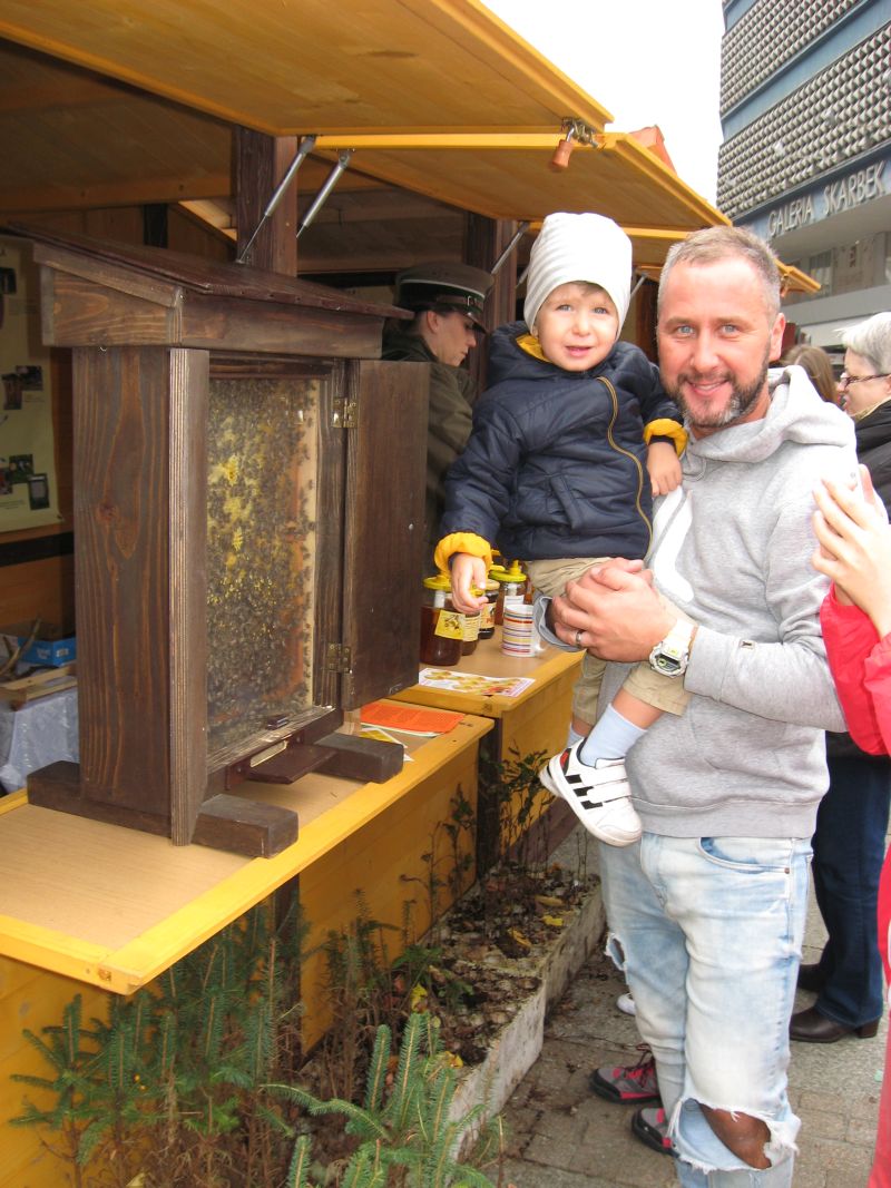 Tata z dzieckiem podczas II Festiwalu Miodu w Katowicach. Autor zdjęcia: Kazimierz Wiśniowski