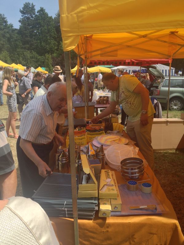 Stoisko ze sprzętem pasiecznym.