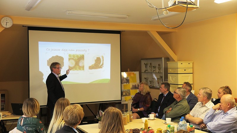 Uroczystość otwarcia pszczelej ścieżki edukacyjnej w Zespole Szkół Centrum Kształcenia Rolniczego w Rudnej. Autor zdjęcia: Zbigniew Smoła