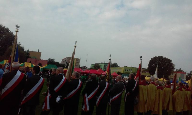 Poczty sztandarowe podczas XXXIII Ogólnopolskich Dni Pszczelarza w Wałczu i Ziemi Wałeckiej.