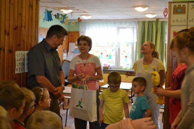 Pan Dyrektor wręczył pszczele podarunki dla przedszkolaków. Autorka zdjęcia: Agnieszka Jurasz.